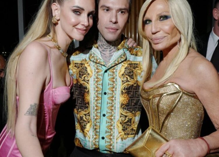 Donatella Versace në mbrojtje të çiftit Chiara-Fedez: Kanë bërë gjithmonë punë bamirësie!