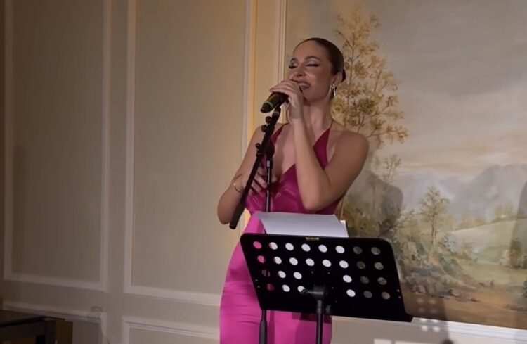 Oriola Marashi këndon në festën private të Guess dhe një nga këngët ishte shqip