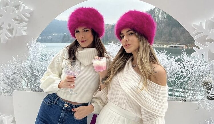 Vajzat e ekranit i bën bashkë aksesori më trend i dimrit