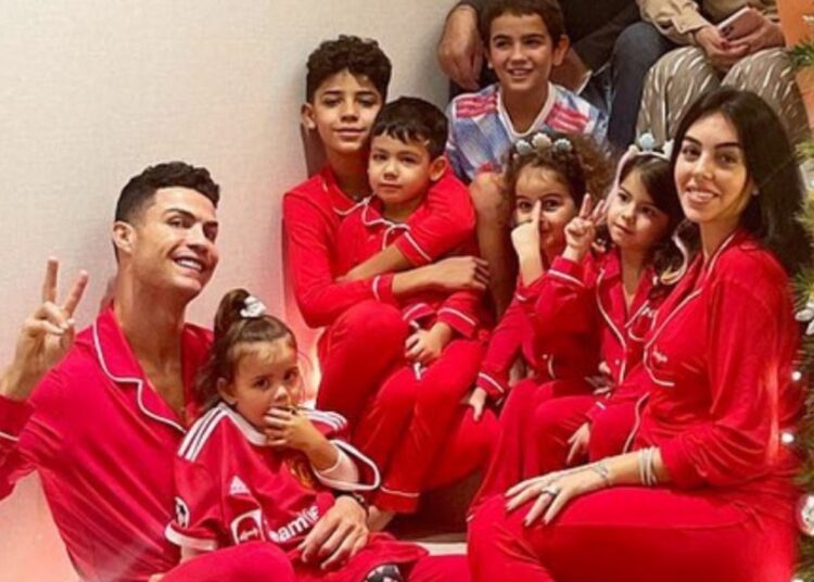 Njerëzit po tallen me pemën në shtëpinë e Cristiano Ronaldos dhe Georginës