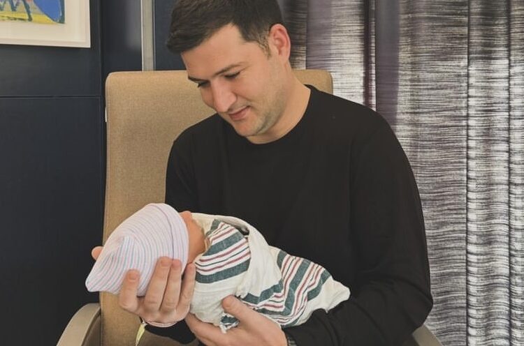 Arbër Hajdari bëhet baba për herë të parë
