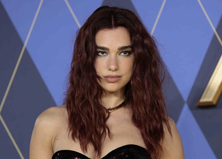 Dua Lipa shkëlqen në premierën e “Argylle”