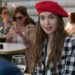 Lily Collins zbulon pamjen e re të Emily për sezonin 4 të “Emily in Paris”