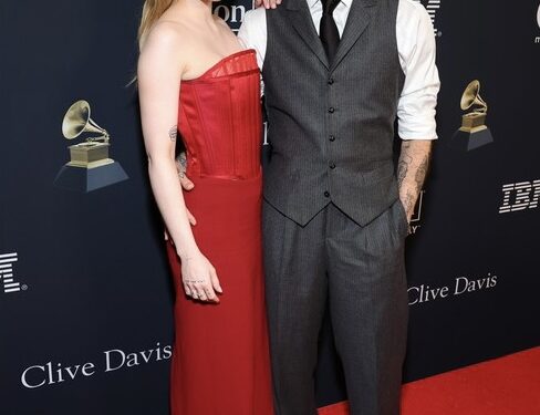 Si u veshën yjet në Pre-Grammys Party