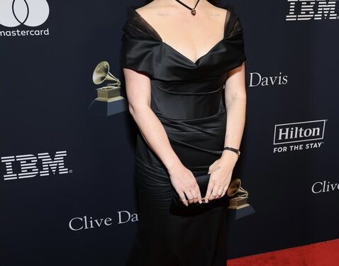 Si u veshën yjet në Pre-Grammys Party