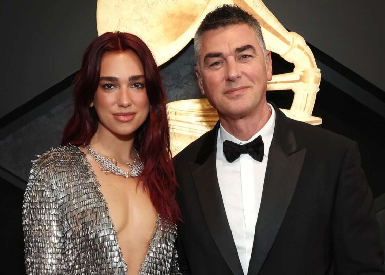 Dua Lipa shkon me të atin në Grammys dhe merr vëmendjen