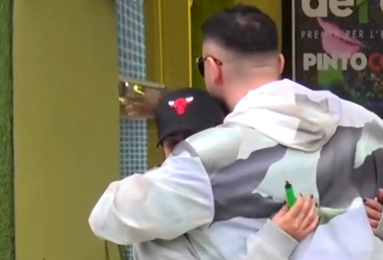 “Mos bëhet xheloz Bardhi”, Silvi përqafon Sarën pasi hodhi dyshimet se njihen jashtë