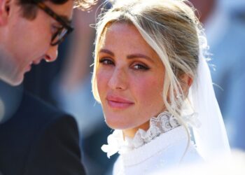 Ellie Goulding konfirmon ndarjen nga bashkëshorti dhe fotografohet me të dashurin e ri më të vogël se vetja