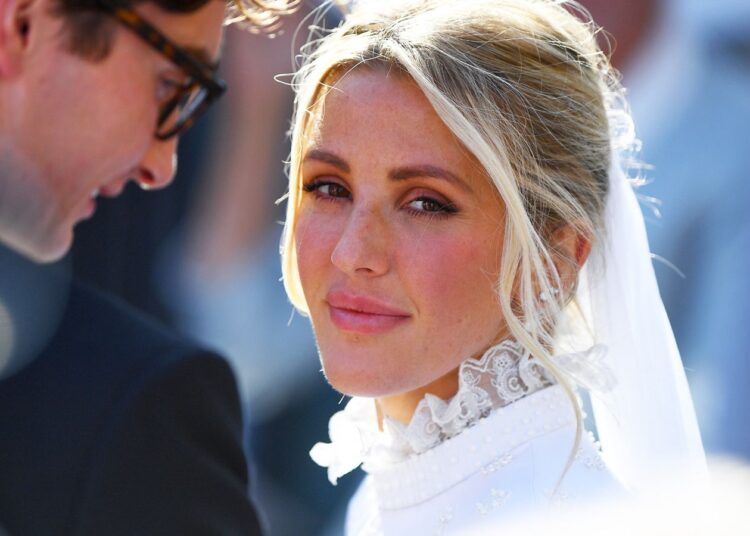 Ellie Goulding konfirmon ndarjen nga bashkëshorti dhe fotografohet me të dashurin e ri më të vogël se vetja