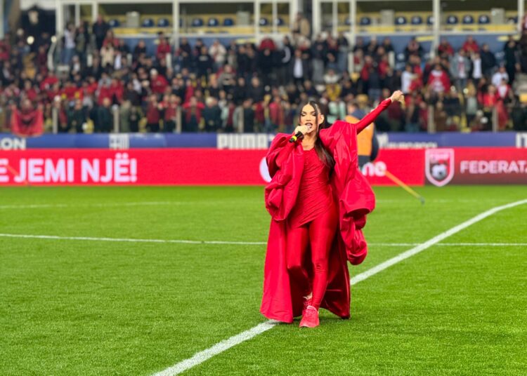 Në mbështetje të kuqezinjve, Besa performon në mes të stadiumit të Parmës!