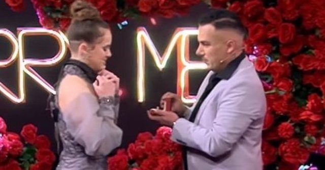 Paskemi dasmë! Albi Nako i propozon për martesë partneres