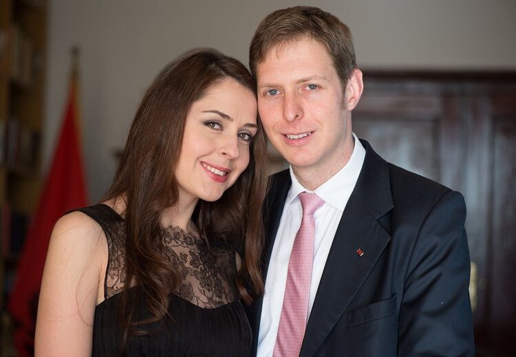 Gjykata vendos: Elia dhe princ Leka duhet të qëndrojnë 5 metra larg njëri-tjetrit