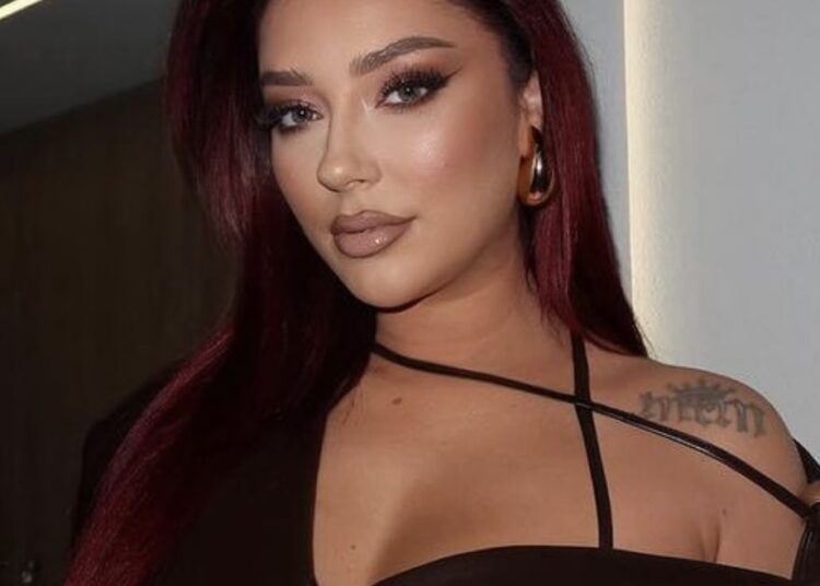 Emocione të forta, Ronela Hajati dëgjon në studio zërin e babait të ndjerë!