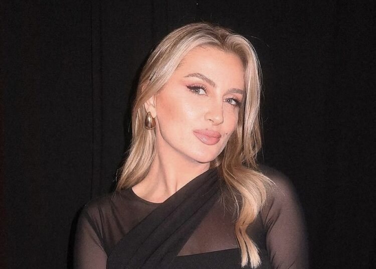 “Anija para nesh u mbyt”, Beniada rrëfen historinë e trishtë të fëmijërisë!