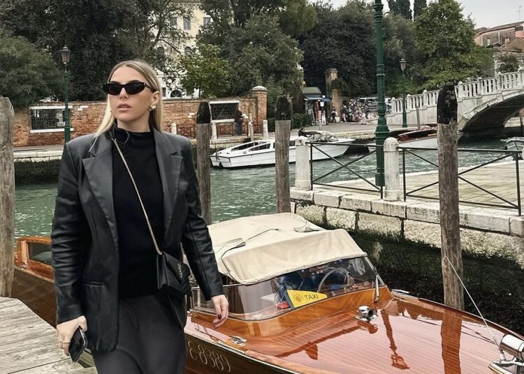 Lajm i trishtë në familjen e Kejsi Tolës, këngëtarja humb njeriun e shtrenjtë!