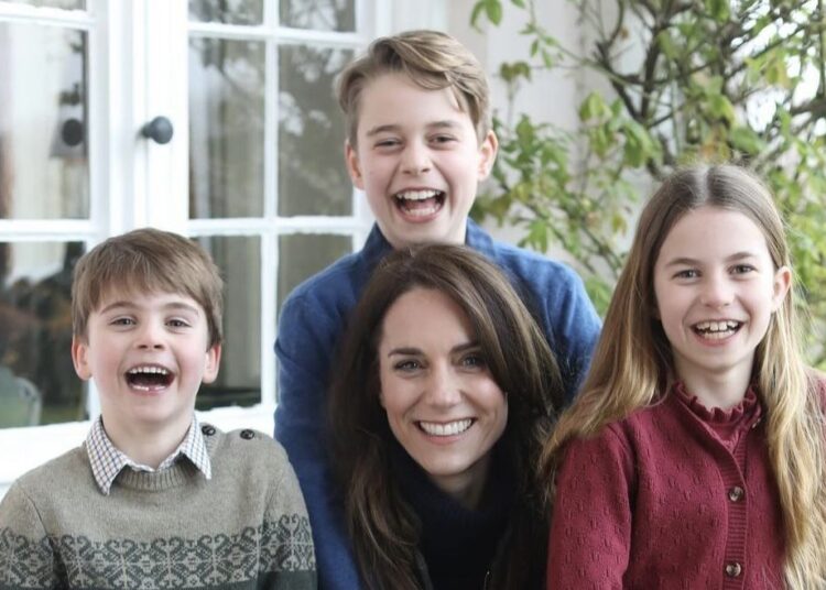 Fotografia e Kate Middleton me fëmijët thuhet se është e edituar!
