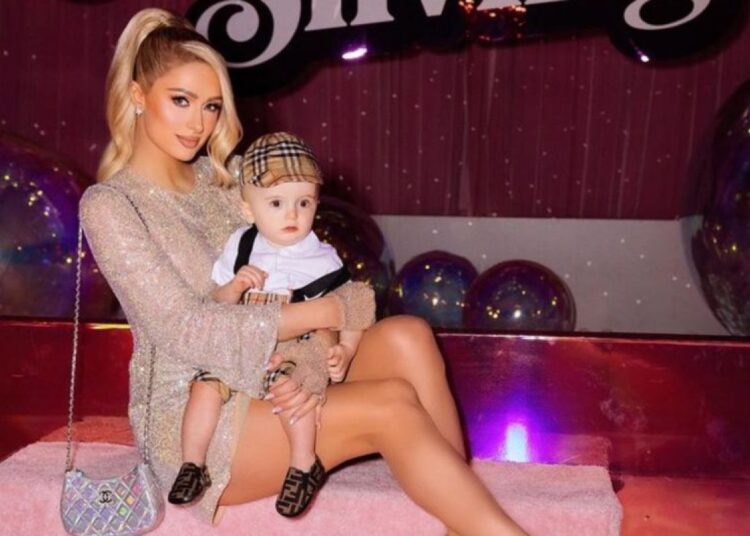 Arsyeja e Paris Hilton për të mos postuar foto me vajzën i habit të gjithë