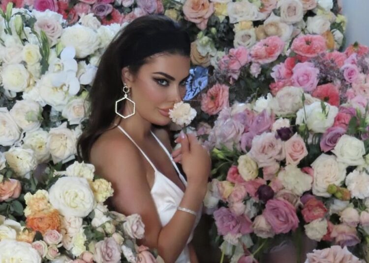 Rrethuar nga trëndafilat, Angela Martini na zbuloi superfuqinë e saj!