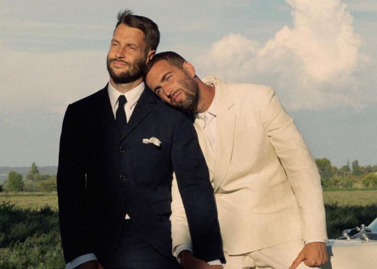 Stilisti i njohur bëhet baba i binjakeve