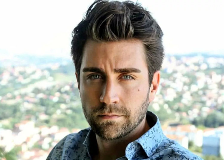 Hakmarrje për mësuesit që e kanë dhunuar, aktori blen dhe shemb shkollën!