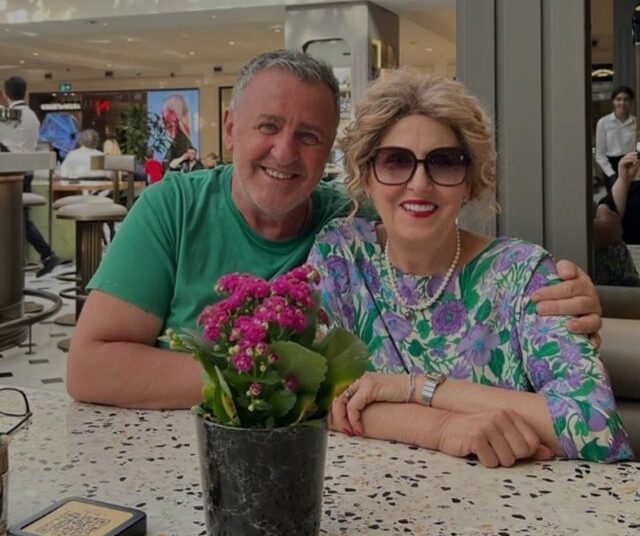 “Gjysma ime më e mirë iku drejt parajsës”, ndahet nga jeta bashkëshortja e Agron Llakajt!