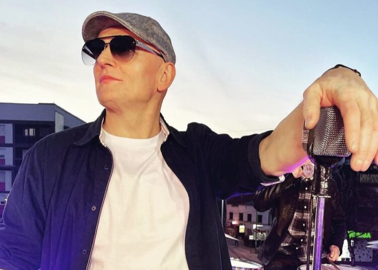 U prek nga sëmundja e rrallë dhe u largua nga muzika, rrëfehet këngëtari i njohur: Kisha frikë të dilja në publik!