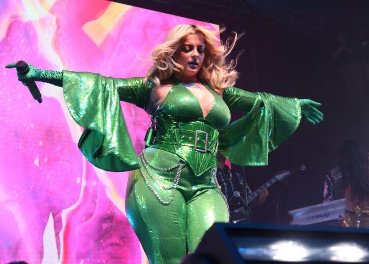 Ndodhi SËRISH! Bebe Rexhën e godasin me sende në mes të koncertit, nxehet keq këngëtarja!