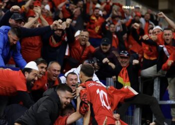 Sjellja e tifozëve shqiptarë në ndeshjen me Italinë, WEFA ndëshkon FSHF-në!