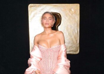 E pëlqeni apo jo, Kylie Jenner merr të gjithë vëmendjen me veshjen e saj në Javën e Modës