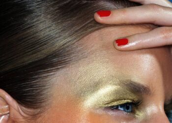 Gjërat që duhen shmangur kur bëni makeup në pikë të vapës!