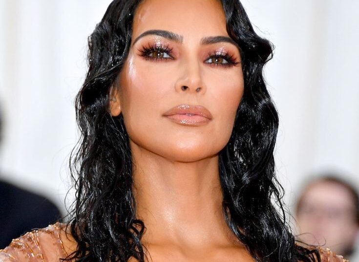 Kim Kardashian provon trajtimin kundër plakjes: Sperma e salmonit më injektohet në fytyrë!