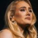 Adele shpërthen në lot në mes të koncertit: Kjo këngë më ndryshoi jetën