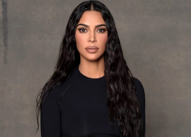 Kim Kardashian rikthen flokët e kuqe në modë!