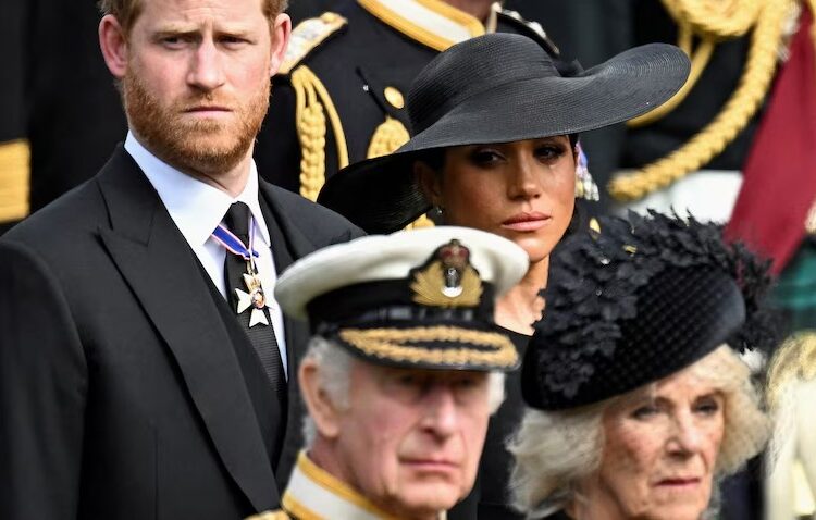 Skandali i fotos/ Anëtarët mbretërorë injorojnë Meghan Markle