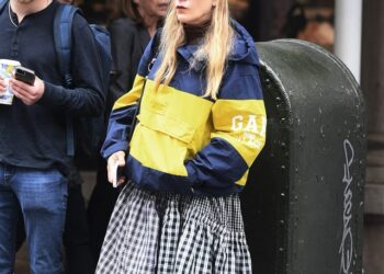 “Moda është për guximtarët”, rikthehet trendi i këpucëve të “humbura”!