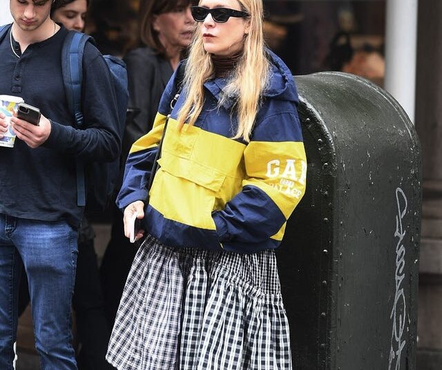 “Moda është për guximtarët”, rikthehet trendi i këpucëve të “humbura”!