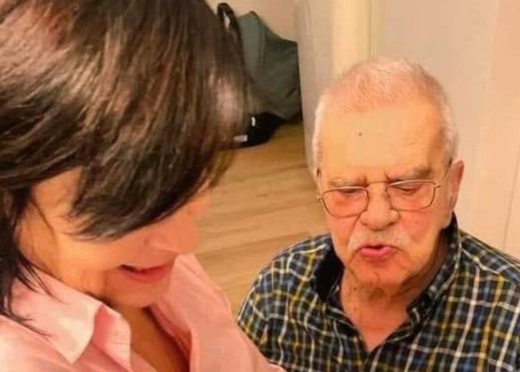 Moment emocionues, Robert Ndrenika bëhet stërgjysh