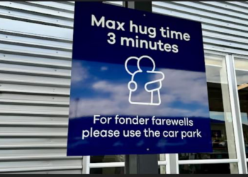 Nëse të bie rruga në këtë aeroport, ke vetëm 3 minuta kohë të përqafosh njeriun tënd të zemrës!