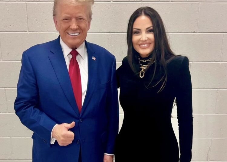 Trump mbledh shqiptarët që jetojnë në Amerikë, Bleona Qereti krah kandidatit për president!