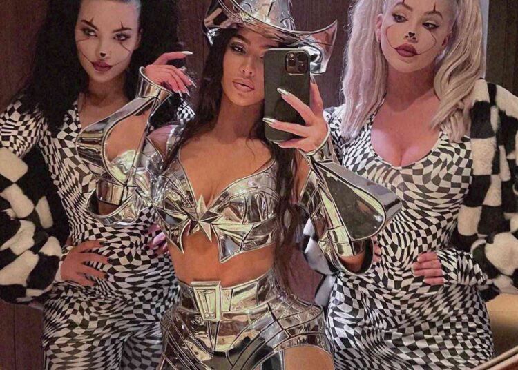 Është zyrtare! Motrat Kardashian-Jenner kanë kostumet më ikonike çdo Halloween