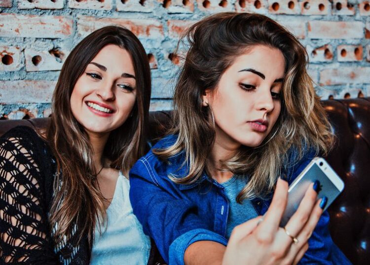 Si të zbulosh një “frenemy” në vetëm 5 minuta!