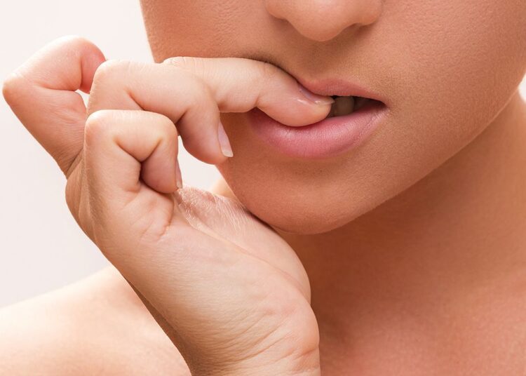 Njerëzit që hanë thonjtë paskan një arsyeje të fortë pse e bëjnë këtë?!