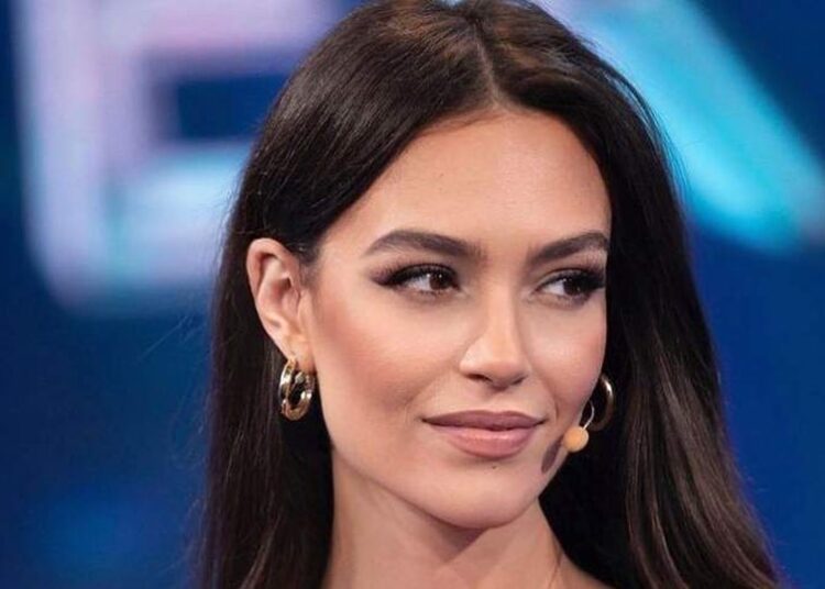 Eva Murati pëson incidentin e papritur, shfaqet me fasho në sy