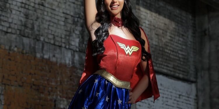 Si u maskuan vajzat e showbizit për Halloween