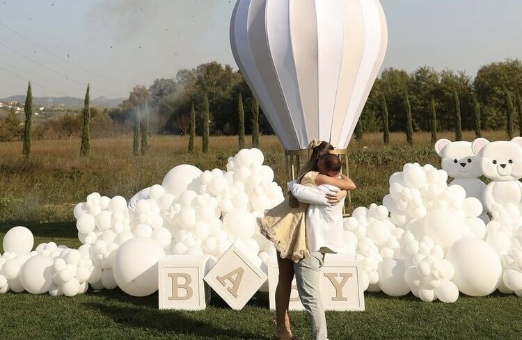 Në pritje të ëmbël, moderatorja shqiptare zbulon gjininë e bebit