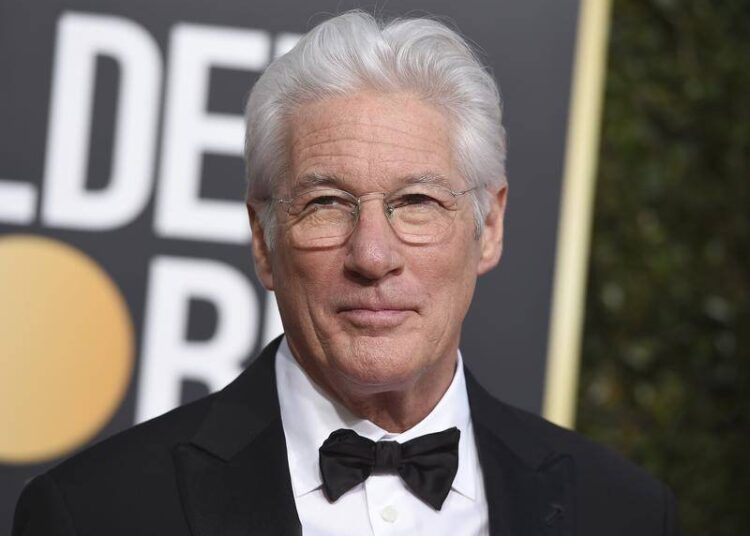 Habit Richard Gere, i ngre gishtin e mesit prezantueses live në TV