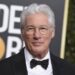 Habit Richard Gere, i ngre gishtin e mesit prezantueses live në TV