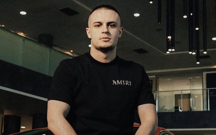 Konkurrentja e “Për’puthen” tha se kanë qenë të lidhur, reagon Don Xhoni: Jam shumë besnik për…