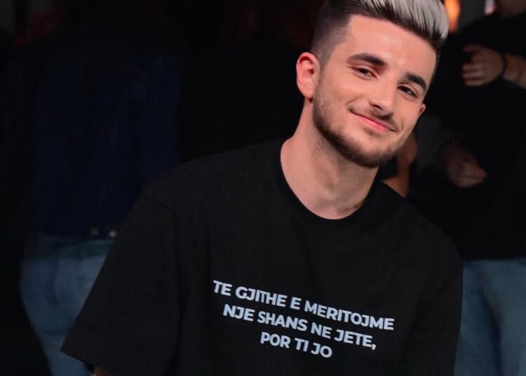 Të gjithë janë të zëvendësueshëm, përveç veshjeve të Andi Vrapit në “Kënga Magjike”!