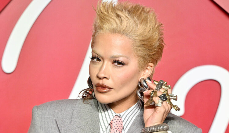 Rita Ora shokon të gjithë me pamjen e saj në British Fashion Awards